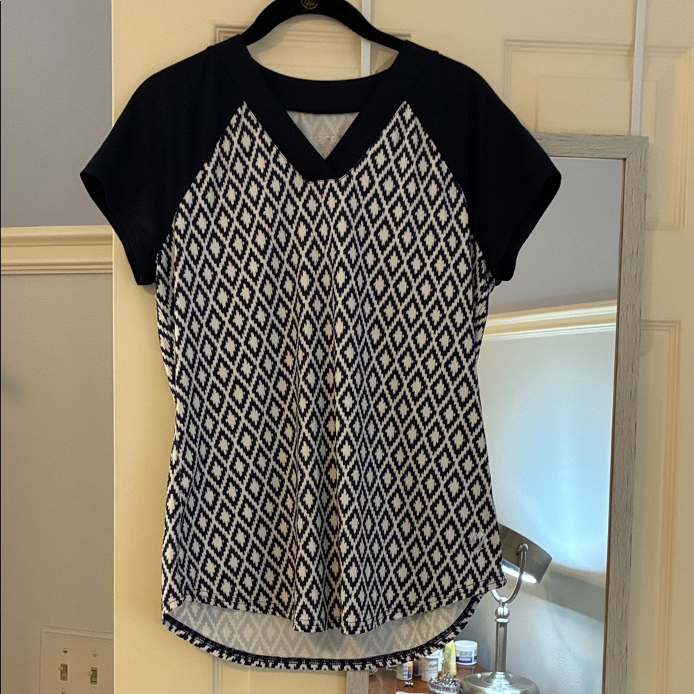 Jofit Black & White V-Neck Short Sleeve Geometric Top